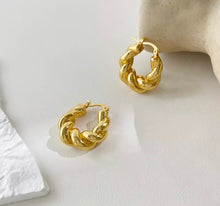 Cargar imagen en el visor de la galería, CHUNKY TWIST HOOPS
