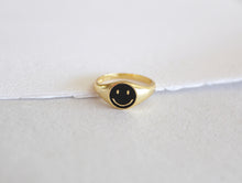 Cargar imagen en el visor de la galería, Anillo Smiley Negro
